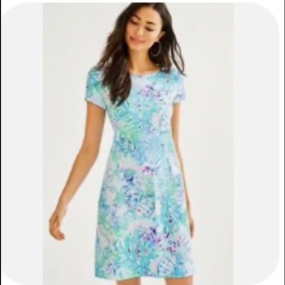 Lily Pulitzer Marlowe T-Shirt dress. Never worn. Follows line of body.